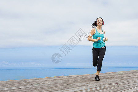 慢跑慢跑者蓝色女性天空运动装赛跑者行动速度活力运动员图片