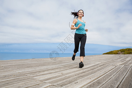慢跑耳机运动装运动慢跑者速度活动海滩女性成人天空图片
