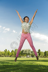 美丽的非洲裔美国女女性跳跃空气成人女孩乐趣幸福爆炸公园自由森林黑发图片