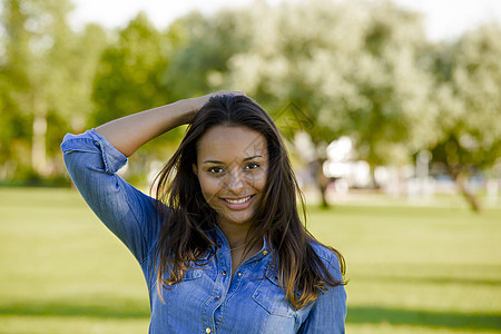 美籍非洲裔美裔美丽的非洲妇女公园卷曲微笑黑发自由幸福女性快乐头发爆炸图片