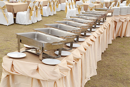 可供使用的空自助餐盘金属食物早餐酒店烹饪用餐服务庆典酒吧婚礼图片