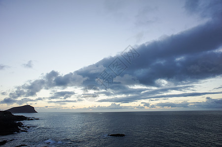 冷云海洋天空橙子紫色海滩热带棕榈全景蓝色城市图片