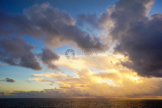 冷云日落云全景彩云天空风暴图片