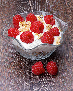草莓甜点木头覆盆子玻璃奶油饮食水果鞭打分层食物美食家图片