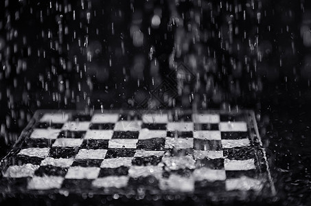 雨下的象棋板娱乐暴雨水平运动成就淋浴洪水闲暇智力雨量图片