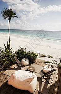 在沙滩上用豆袋椅的cabana露台目的地房子外观旅行地方地标长椅酒店热带海洋图片