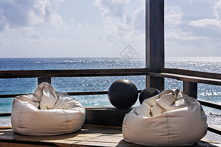 在沙滩上用豆袋椅的cabana露台外观全景地方目的地海洋海滩房子酒店热带地标图片