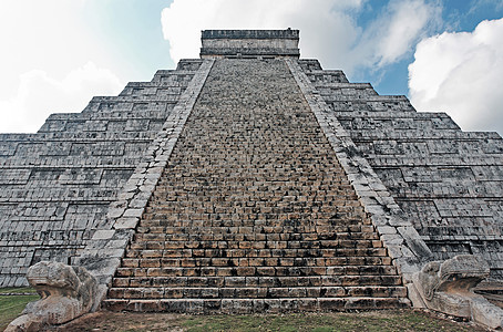 它是一个墨西哥人寺庙楼梯金字塔雕塑外观废墟建筑学地标目的地全景图片