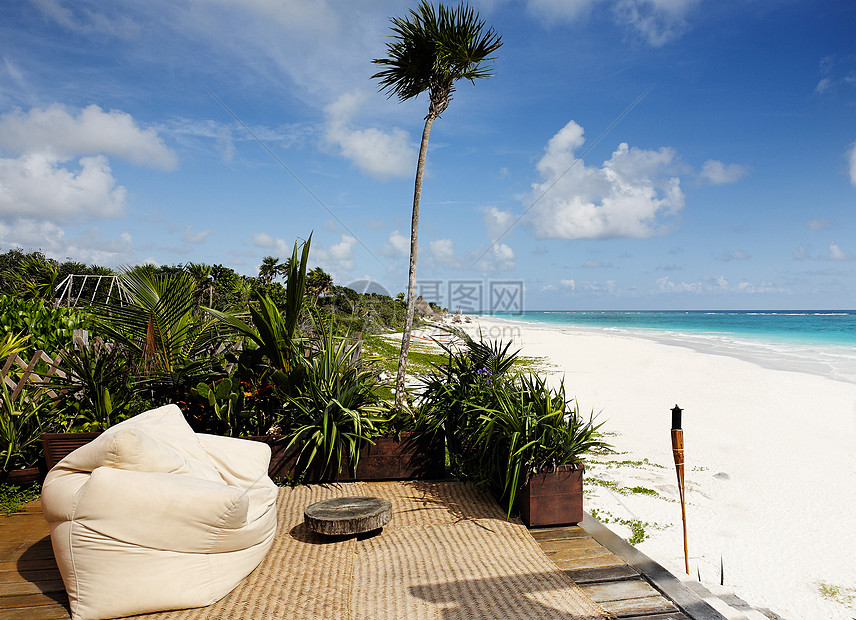 在沙滩上用豆袋椅的cabana露台全景椅子地方热带房子目的地外观阳台海洋甲板图片