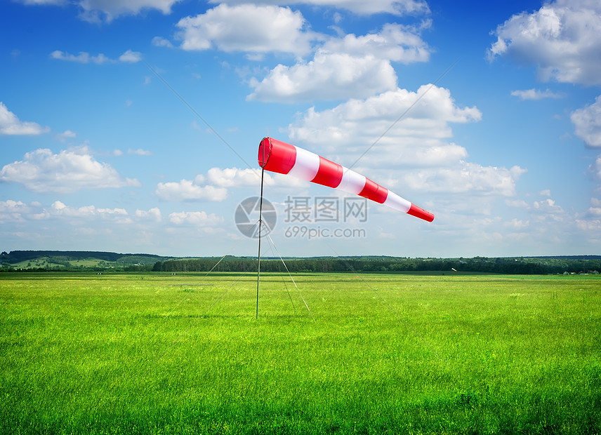 风向方向草本植物场地天空田园土地草地微风蓝色风光飞机场图片