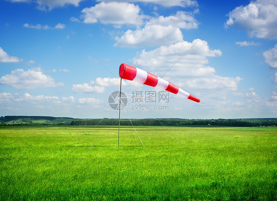 风向方向草本植物场地天空田园土地草地微风蓝色风光飞机场图片