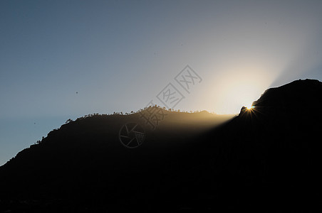 日落在山上天空太阳沙漠橙子图片