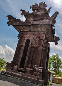 冯塔纳展示在巴厘岛的塔纳罗托寺庙背景