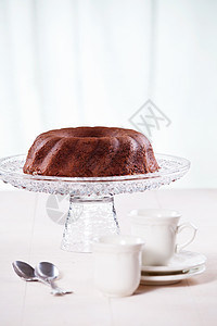 巧克力蛋糕食物棕色糕点甜点白色木头盘子桌子玻璃巧克力图片
