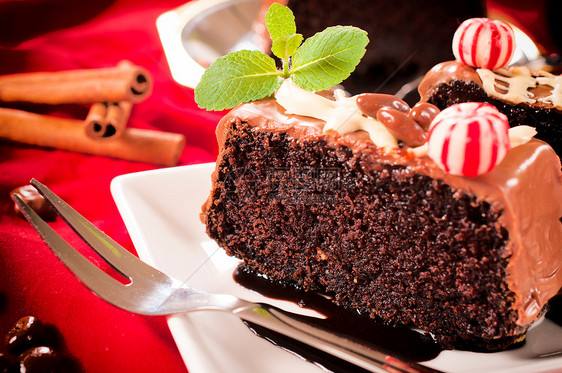 一块巧克力蛋糕加冰淇淋玫瑰花盘子糕点食物烹饪派对甜点磨砂育肥美食图片