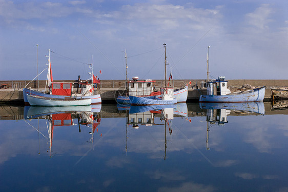 丹麦夏季夏蓝色渔船镜子港口潜艇图片