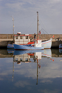 丹麦夏季夏镜子港口渔船潜艇蓝色图片