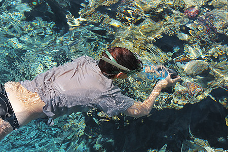 女摄影师潜水进入红海水女性面具热带海军潜水员海洋红色快照波浪脱水图片