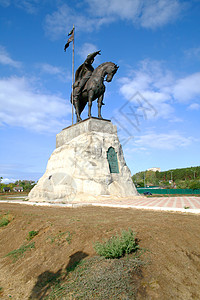 易卜拉欣骑士雕像手势兴趣创始人横幅旗帜英雄国家纪念碑地标石头背景