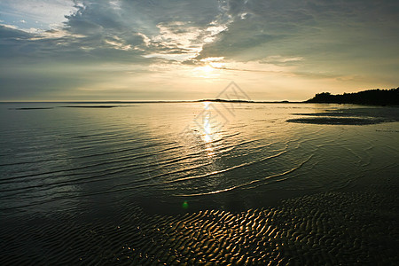 海上日落晴天海浪地平线海洋反射海岸天空蓝色太阳橙子图片