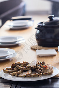 桌上烤肉切片猪肉牛肉肉质盘子牛扒午餐酱料土豆桌子背景图片