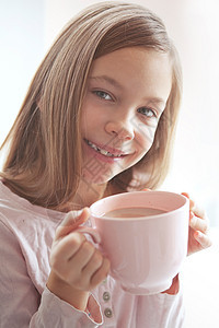 儿童饮可可睡衣杯子粉色早餐咖啡店静物咖啡孩子女孩童年图片