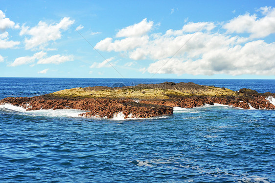 岩浆从水中流出图片