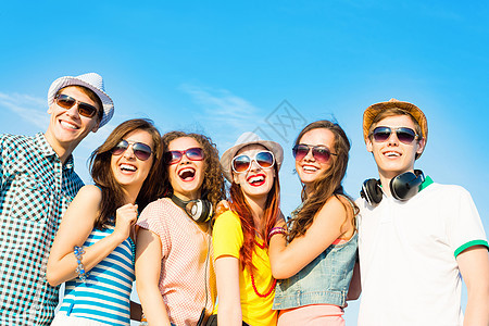 身戴太阳眼镜和帽子的青年群体朋友们男性娱乐团体女孩太阳友谊男人喜悦庆典图片