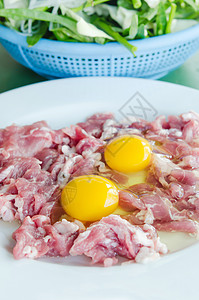 蛋和生肉食物营养盘子黄色猪肉粉色蛋黄图片