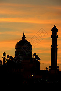 清真寺日落时的轮椅 班达建筑地标圆顶天空光灯橙子崇拜寺庙尖塔首都图片