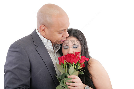 女人喜欢一束玫瑰花的香味 快乐的情侣图片