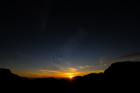 日落在山上太阳沙漠橙子天空背景图片