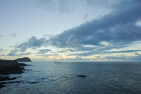 冷云热带棕榈紫色海滩风暴天际全景海洋蓝色天空图片