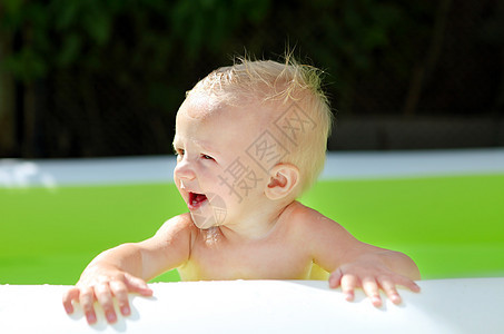 游泳池里的宝贝男孩金发衣服孩子水池童年喜悦欢乐男生阳光幸福图片