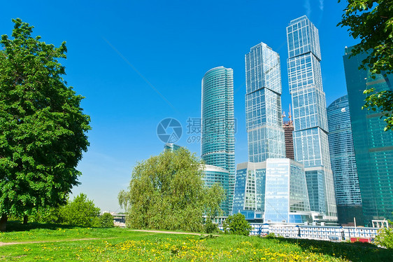 现代系统扩张者天空蓝色反射太阳市中心景观窗户玻璃商业城市图片