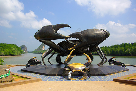 泰国克拉比螃蟹雕像阳光建筑学旅游镜子天空山峰太阳海岸岩石团体图片