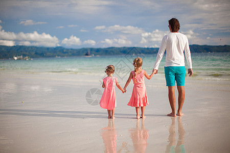 父亲和两个女儿在海边行走时的背影孩子爸爸海洋异国女孩幸福享受海滩海岸成人图片