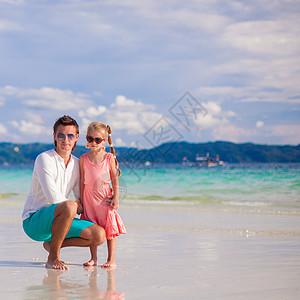 可爱的小女孩和年轻爸爸 在白沙滩上海滩享受情调父亲假期女儿家庭海岸线幸福海洋图片