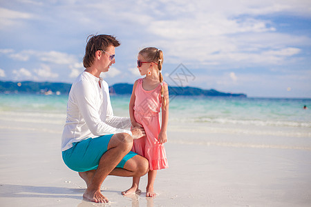 家庭假期孩子女儿父母父亲幸福异国享受乐趣男性海滩图片