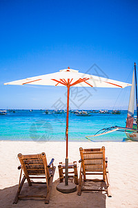 拥有雨伞和沙椅的热带空沙滩平地天堂景色情调海岸线海岸海滩天蓝色晴天蓝色海景休息室旅行图片