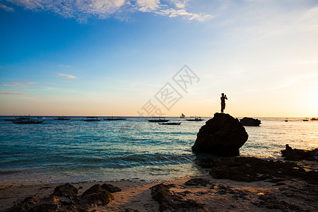 菲律宾博拉凯岛多彩明亮的日落海浪旅游帆船旅行海洋支撑游客地平线海滩海岸图片