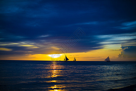 菲律宾美丽日落时的小型帆船 菲律宾血管运动海浪游客旅游太阳地平线阳光海洋自由图片