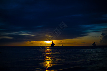 在菲律宾美丽的日落 上小型帆船 小帆船海洋海景旅行反射自由旅游地平线阳光活动海岸图片