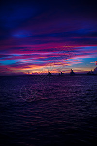 菲律宾博拉凯岛多彩明亮的日落天空血管旅游航行旅行橙子反射海滩海景海浪图片
