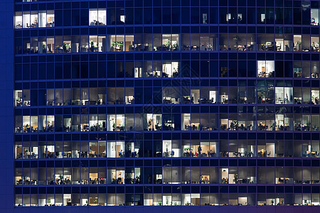 夜晚的摩天大楼商业天空城市中心反射场景景观建筑学办公室窗户图片
