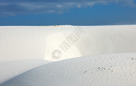 沙漠中的白沙和蓝天空石灰石白色地平线沙丘风景波浪图片