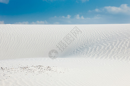 沙漠中的白沙和蓝天空沙丘风景石灰石白色地平线波浪图片
