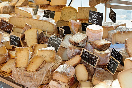 普罗旺斯市场的法国干酪图片