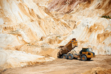 石灰岩采石场的大卡车图片