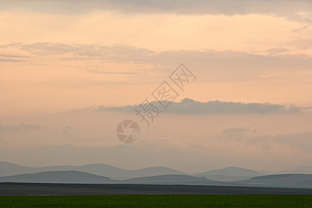 日落天空草地场地绿色乡村蓝色场景国家地平线环境图片